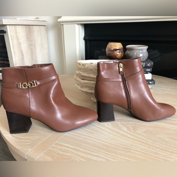 Liz Claiborne|NWOT Faux brown leather booties with chunky block heel•••Size 10W - Picture 6 of 12